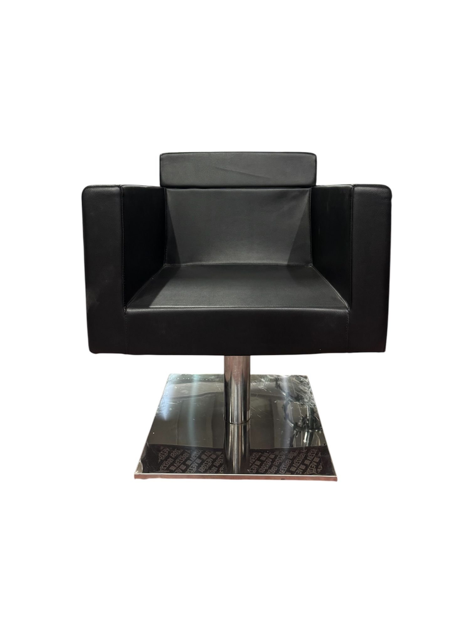 Poltrona Modern nera frontale