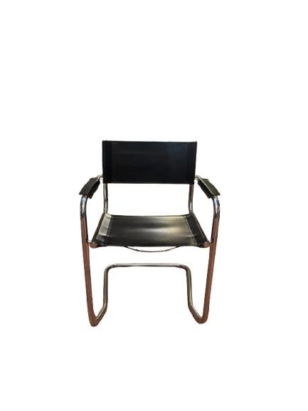 Poltrona nera in pelle con struttura in acciaio