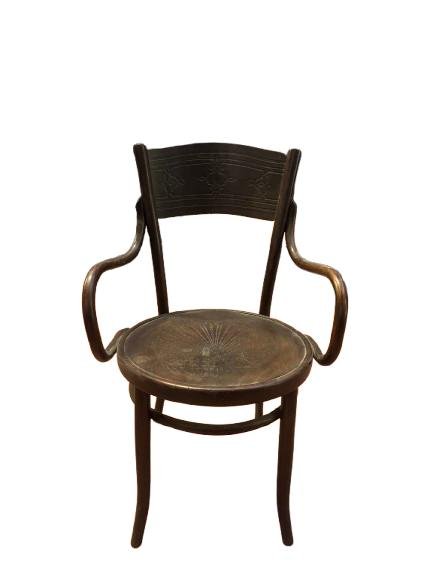 Sedia Fork in legno scuro con braccioli