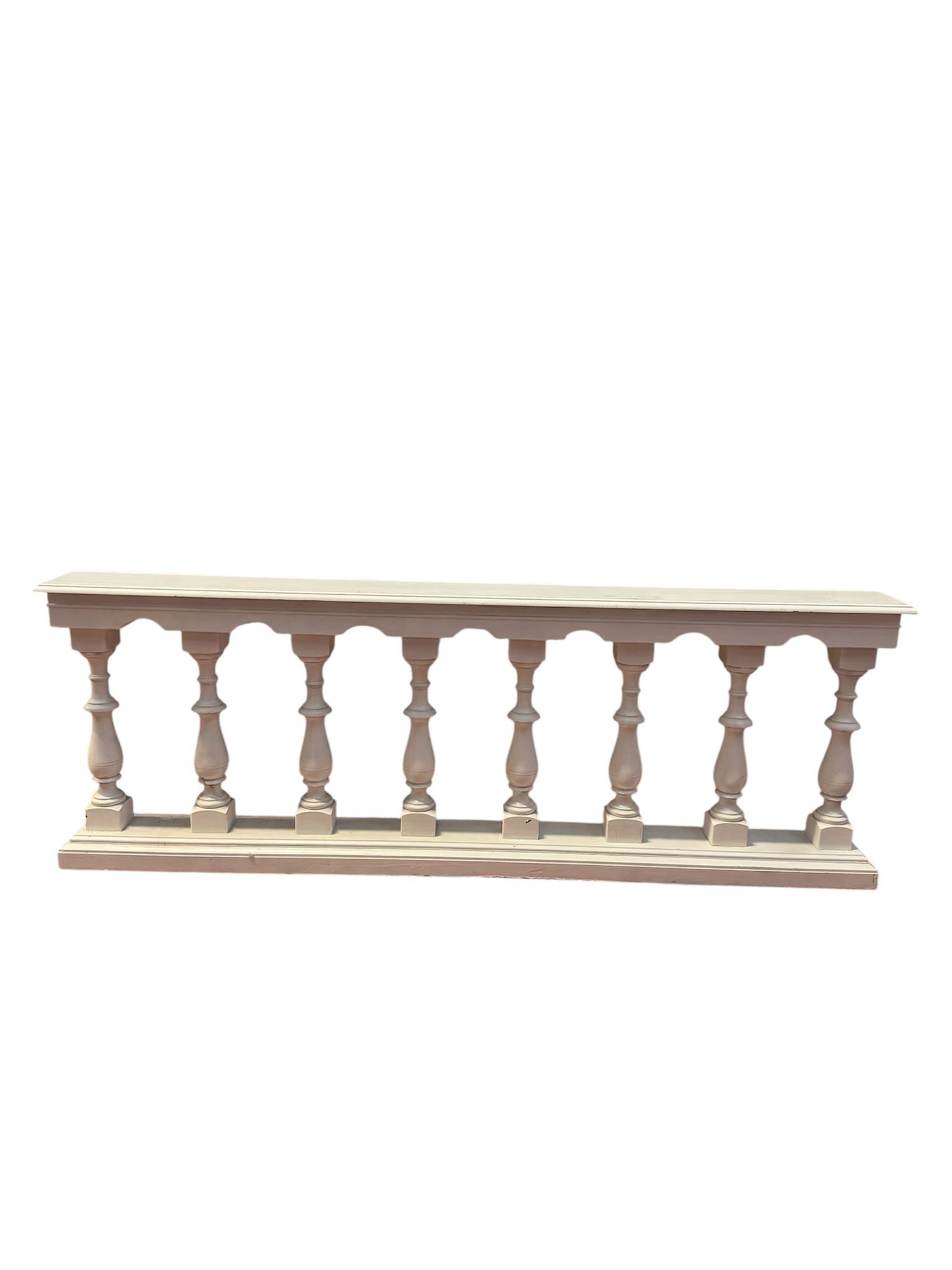 Balaustra in legno bianco decorata