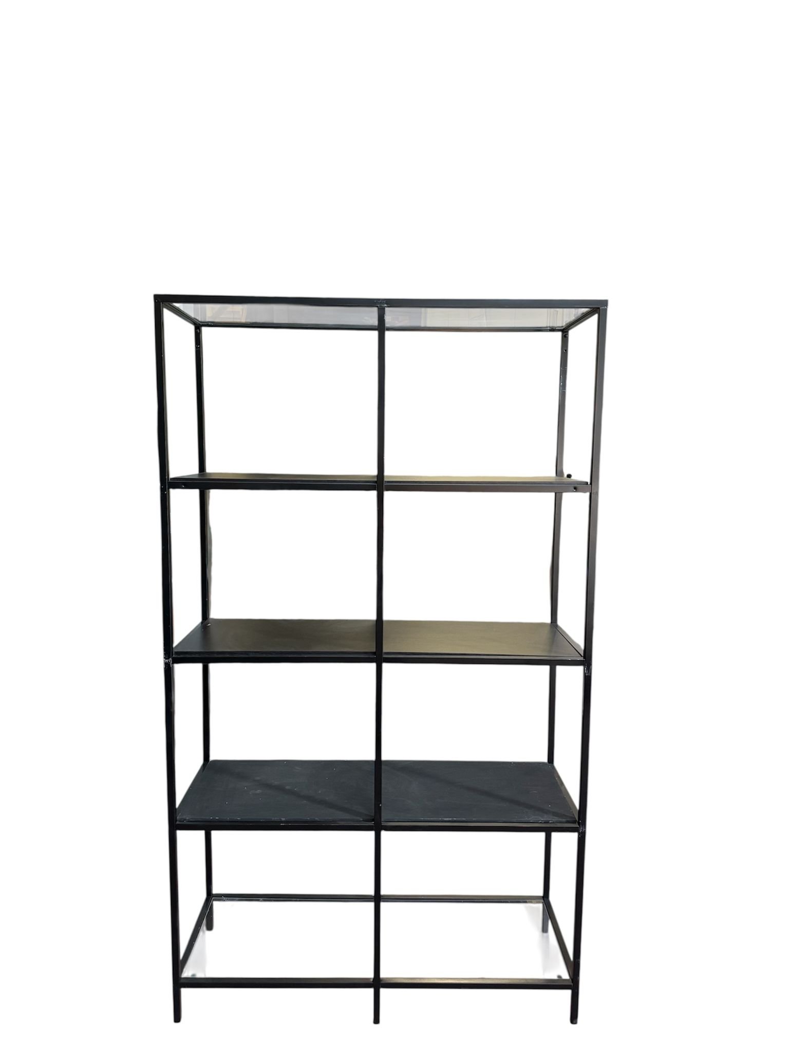 Libreria nera con ripiani